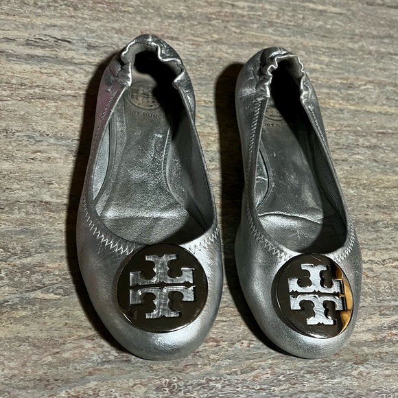 Tory Burch silver leather flat shoes - Picture 1 of 16